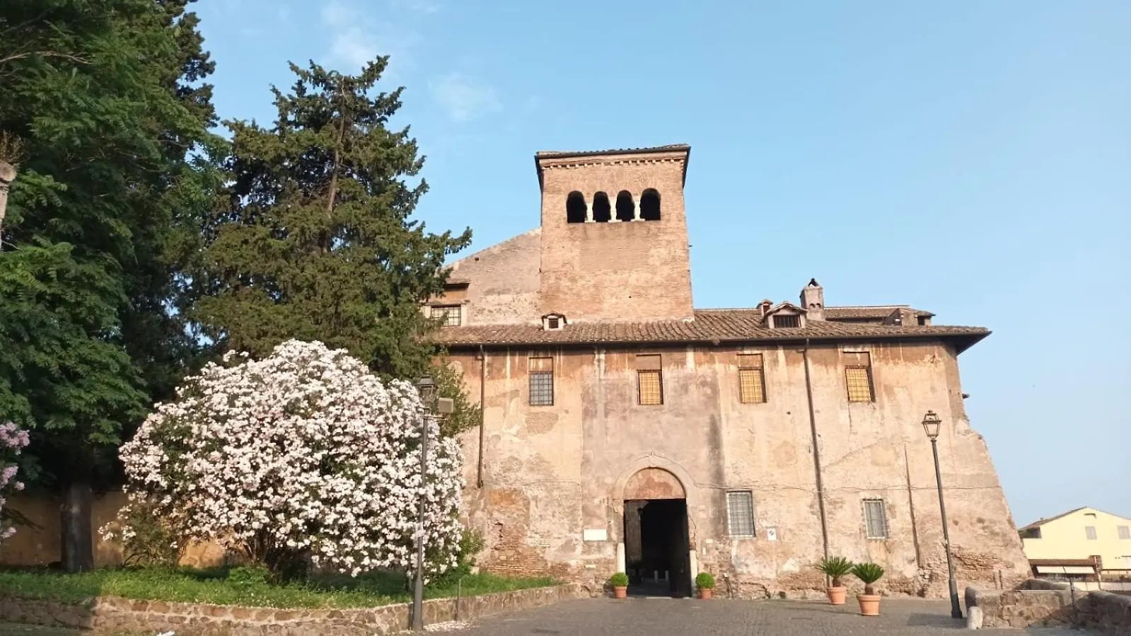 4 Coronati Roma 2*,  Italia